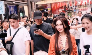 溫碧霞古裝現身邯鄲 翻閱歷史感受當地文化