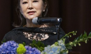 施南生追思會 林青霞戴摯友贈蕾絲圍巾發言 曾志偉讚嘆將演藝界推上高峰