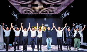 劉德華出品舞台劇公演 後台企足兩小時撐場
