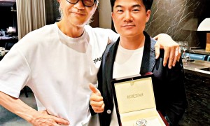 周星馳贈主播《功夫女足》腕錶 展現電影IP與香港高端工藝融合