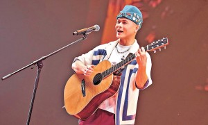 側田相隔4年再踏港舞台 萬聖節戶外會歌迷