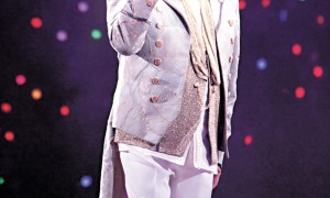 曾志偉李克勤劉鑾雄等到場力撐 譚詠麟終極巡演紅館開鑼 巨星齊賀校長 後台變花海