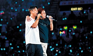首晚演出演繹超40首歌 哽咽感謝歌迷多年支持 譚詠麟紅館首場爆「彩蛋」 即興邀李克勤合唱掀高潮