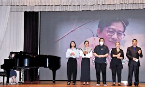 黎彼得追思會 許冠傑拍片彈唱緬懷 陳友大讚故友填詞「精準到肉」