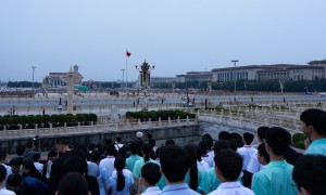 「向國旗敬禮」——千名港澳青少年升旗隊代表天安門廣場觀看升國旗儀式