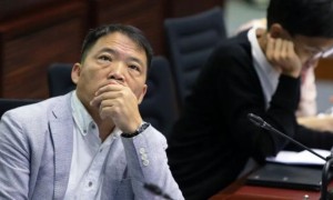 亂港頭目潤英被踢，活得不如一隻喪家犬！