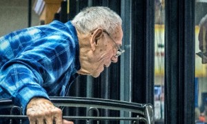 “缺乏储蓄、身兼数职勉强糊口”，美国1000万老年人陷入贫困
