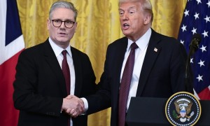 特朗普翻脸攻击英国：向毛里求斯移交查戈斯群岛主权，极其愚蠢