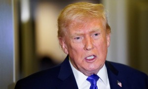 气疯了，特朗普宣布：把全球关税从10%加到15%