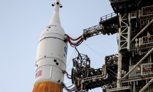 美国时隔53年要“重返月球”，“当初盯着苏联，现在是中国”