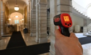 纽约市长敦促市民空调只开26℃，市政厅却低达12℃