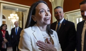 又拍马屁：诺奖奖章送特朗普，我们高度亲美