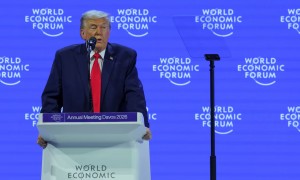 特朗普突然改口：不动武，不加税