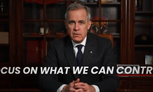 不爽中加协议，特朗普抛出100%关税威胁，加拿大“相当淡定”