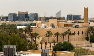 担心伊朗报复，美国命令更多外交人员撤离中东