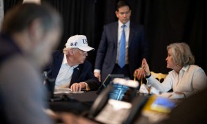 伊朗战局如何体面收场？三方互搏，特朗普哪边都想哄…