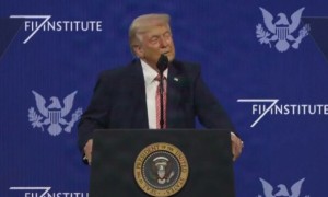 真服了！“这话我说不太好，但我坚信我是和平缔造者，我说是就是”