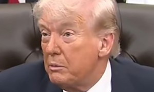 “特朗普主动请求访华，中国手里的谈判筹码更多了”