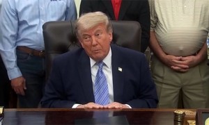 “特朗普变卦前，接到电话警告‘会输给中国’”