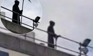 英国“死神”爬上医院屋顶凝视50分钟，被罚200英镑
