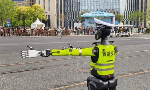 北京首个交警机器人亮相街头，参与指挥亦庄半程马拉松比赛