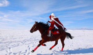 夏布：我们为贺娇龙同志写了首歌，希望大家永远记住她