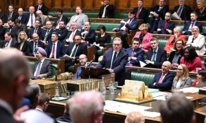 反对党就访华在议会胡搅蛮缠，英国首相回击：你们就像把头埋在沙子里一样逃避现实