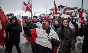 美国学者：中国只需静观其变，看着美国不断犯错