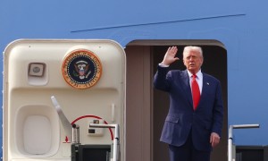 美国民主党人跳出来指责：绥靖！特朗普上赶着为中国效力