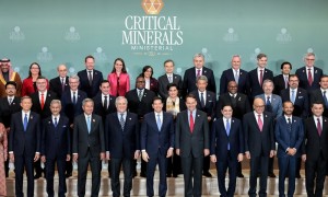 “美国抬价，欧盟坐小孩桌买单”