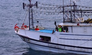 中国海警位钓鱼岛海域紧急救援中国台湾籍渔船