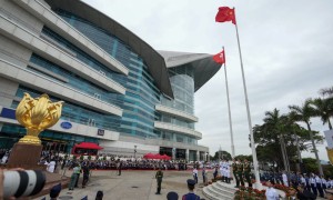 香港举行五四升旗礼纪念红军长征胜利90周年