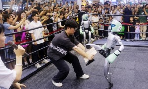 “美伊谈判占据新闻头条，但本月真正大新闻来自中国”