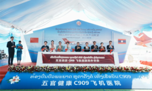 中国首架C909“飞机医院”在老挝完成首批海外机上手术