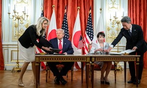 日本着急忙慌兑现首批投资承诺，“再不公布谁知道特朗普会做什么”