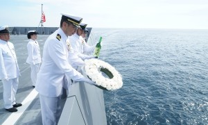 “前世”是侵华干将，海自新舰服役当天就去悼念同名旧日本军舰