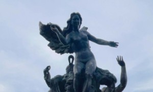 精卫雕塑是长翅膀的裸女，被指“外国天使”引发争议