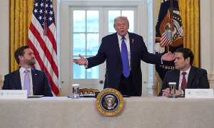 多名美官员放消息称对委行动是为遏制中国，中國使馆回应