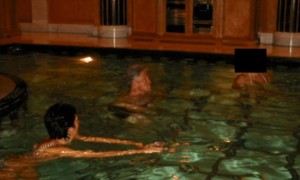 克林顿16次乘坐爱泼斯坦私人飞机、泳池同框，希拉里管这叫“做慈善”？