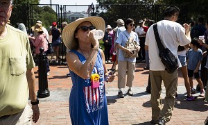 热浪“烤”乱独立日，美国多地取消相关庆祝活动