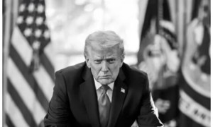 特朗普發布個人黑白照 自稱「關稅之王」