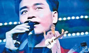 無人機匯演 群星金曲夜致敬 張國榮70歲誕辰 許冠傑出山隔空對唱