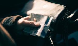 許多加人慘過月光族 工資沒到手就少了一半