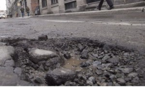 新網站讓滿市市民調侃臭名昭著坑洞